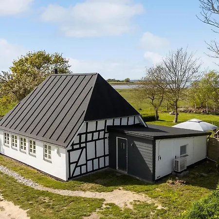 Gorgeous In With Kitchen Semesterbostad